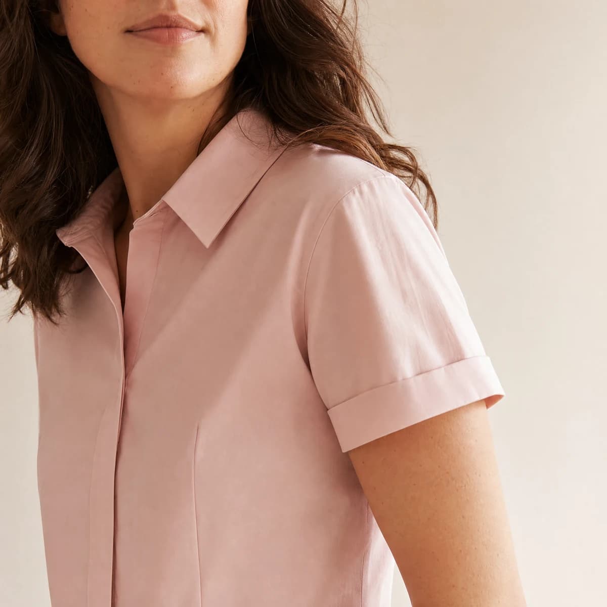 Camisa de manga curta em rosa pó, detalhe do ombro e da gola.